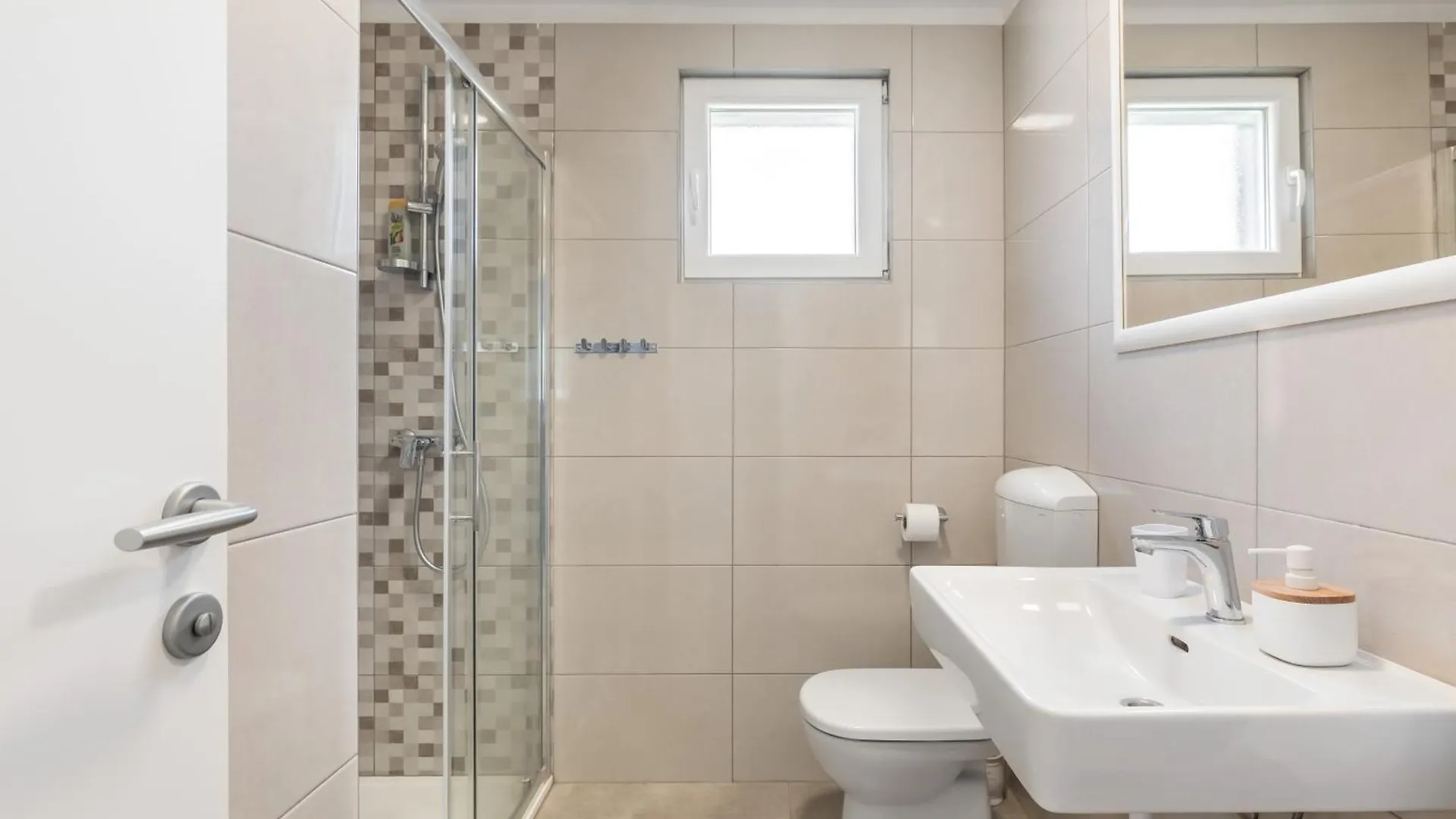 Tonina - House With Terrace, Jacuzzi, Free Parking Apartment Split